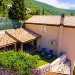 Elegant Sea View Villa *